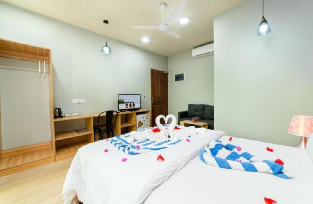Ukulhas Villa Oceanview Hotel & Spa Exterior foto
